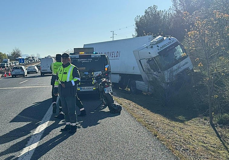 Un camión pierde el control, se salta la mediana y choca contra un turismo y un autobús en la A-92 en Láchar