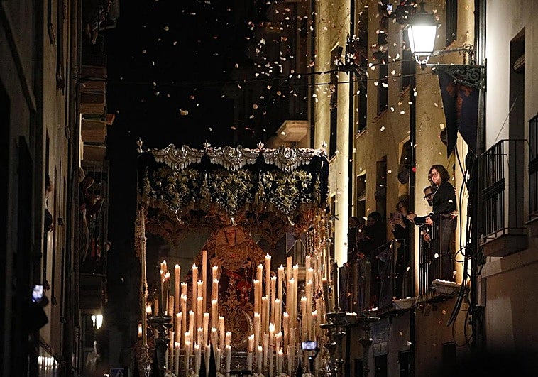El emotivo encierro de la Amargura en un Realejo entregado