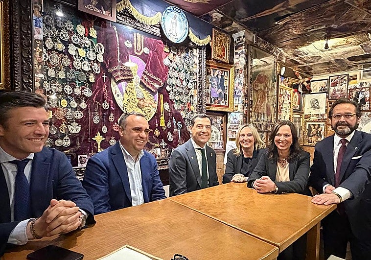 La comida de Juanma Moreno en el Bar Rincón del Cofrade, templo de la Semana Santa granadina