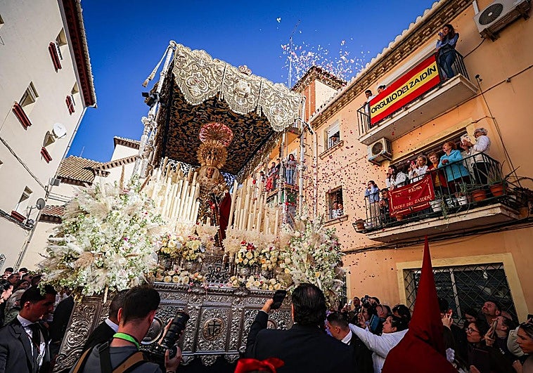 Espectacular petalá a la Virgen de la Luz: «La reina de nuestro barrio por siempre»