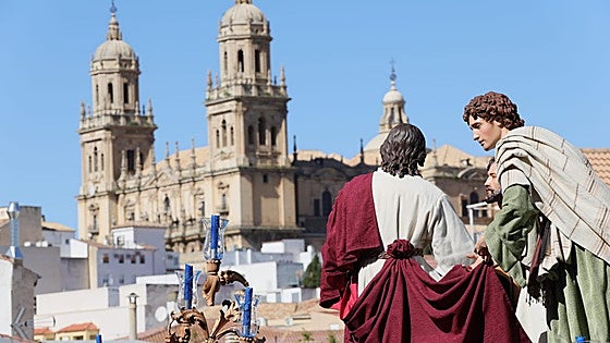 El Divino Maestro se hace grande bajo un sol reluciente