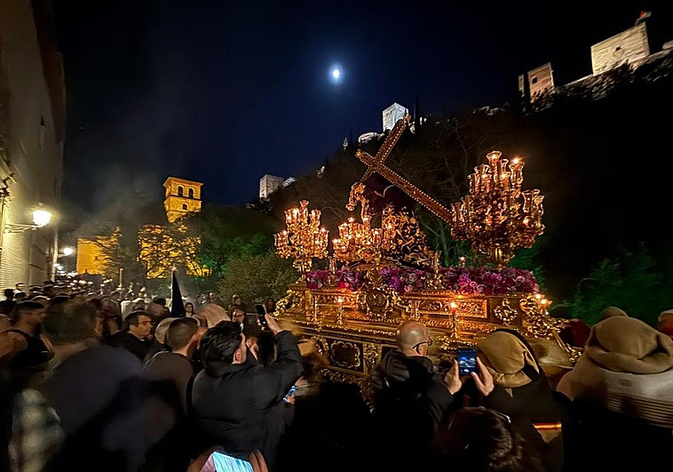 Granada se reconcilia con su Martes Santo tres años después