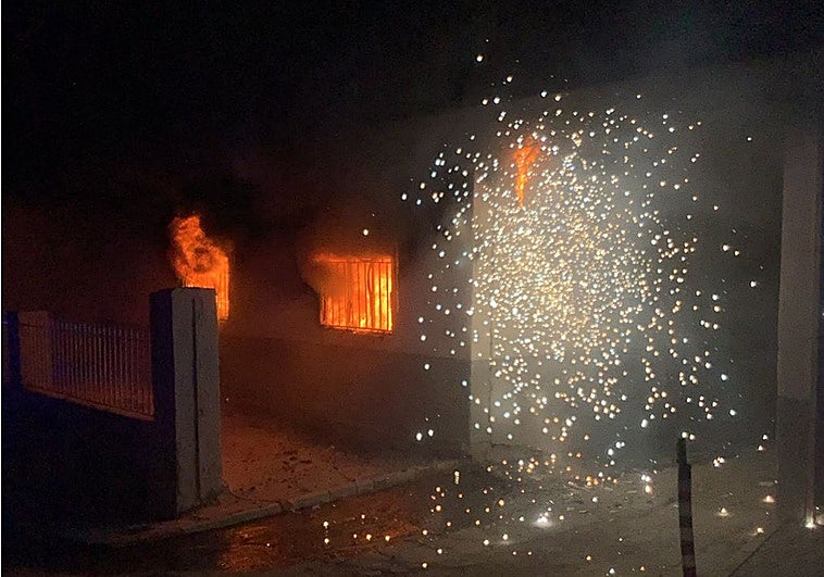 Un herido por quemaduras en las manos tras un incendio en un bajo en Benalúa de Guadix