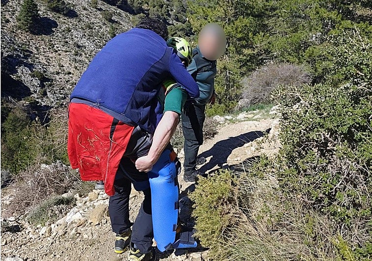 Trasladan en helicóptero a un senderista herido en la sierra de Alhama