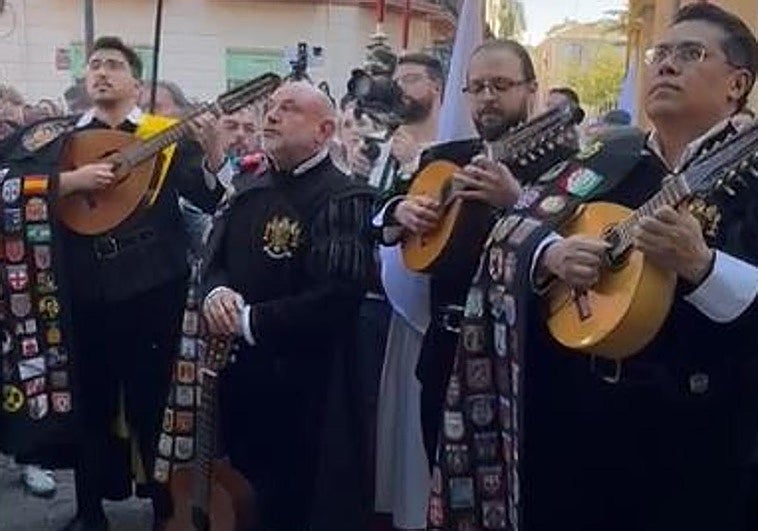 La tuna emociona al recibir al Cristo de los Estudiantes en Granada