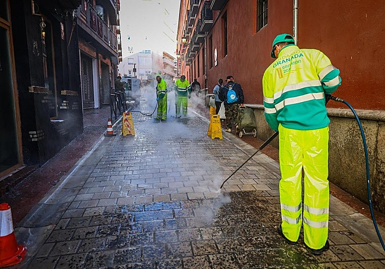 La resaca de la Semana Santa: eliminan kilos de cera de las principales calles del centro de Granada