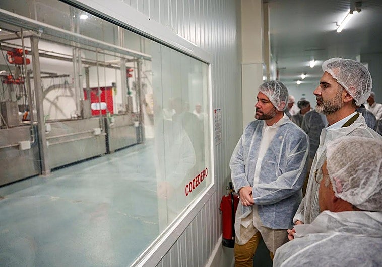 La Junta valora el papel de Congelados Apolo en la industria transformadora de productos del mar en Andalucía