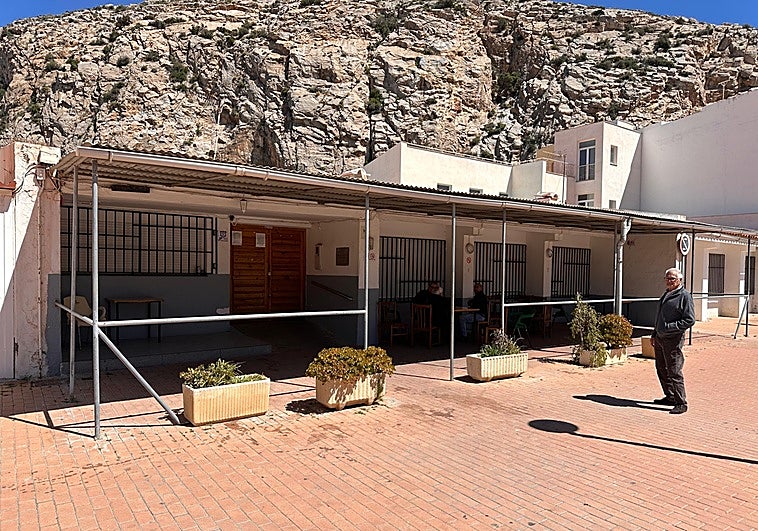 Las fiestas sin permiso se apoderan del centro de mayores de Calahonda