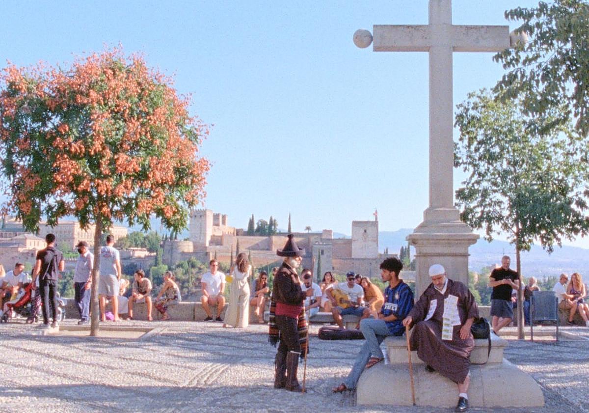 Imagen principal - Escenas de la película 'Quién vio los templos caer'.
