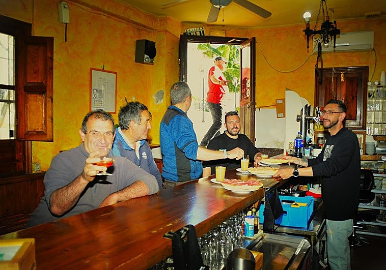 El bar de un pueblo de Granada que mantiene su esencia desde hace más de un siglo