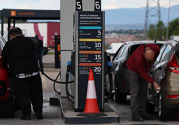 El problema en el coche que puede costar hasta 10 euros más al echar gasolina