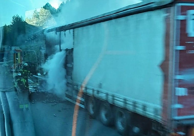 Arde un camión en la A-92 a la altura del Puerto de la Mora