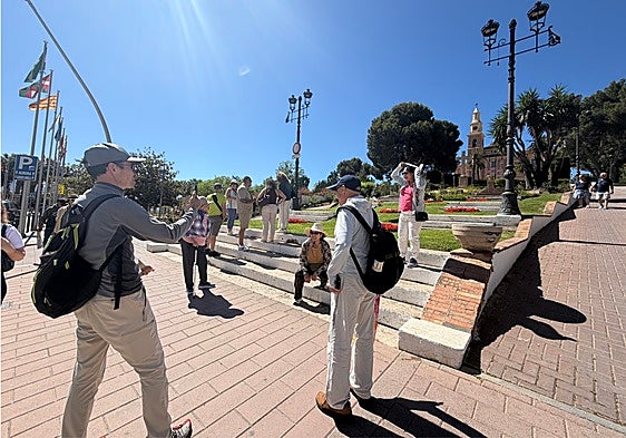 Una marea de cruceristas llena de vida las calles de Motril