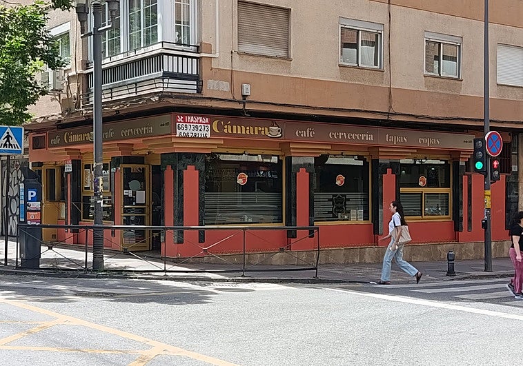 Fachada de la cafetería con el cartel de 'Se traspasa'.