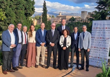 Miembros y patronos de la fundación posan con la Alhambra de fondo.