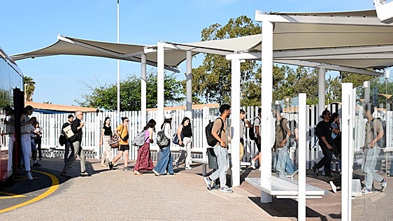 La UAL presenta una nueva parada de buses con protección contra sol y viento