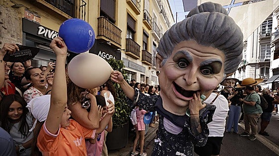 Así te hemos contado el desfile de la Tarasca por las calles de Granada
