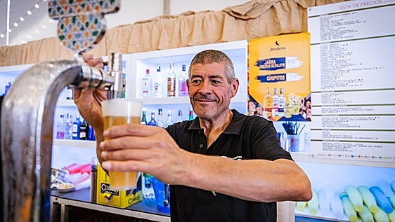 Desde 1996 sirviendo rebujitos y cervezas en el Corpus: «A mí me encanta»
