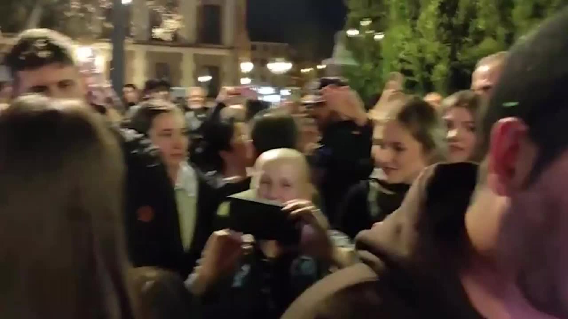 Los Reyes asisten por sorpresa junto a sus hijas a la procesión del Silencio en Carabanchel
