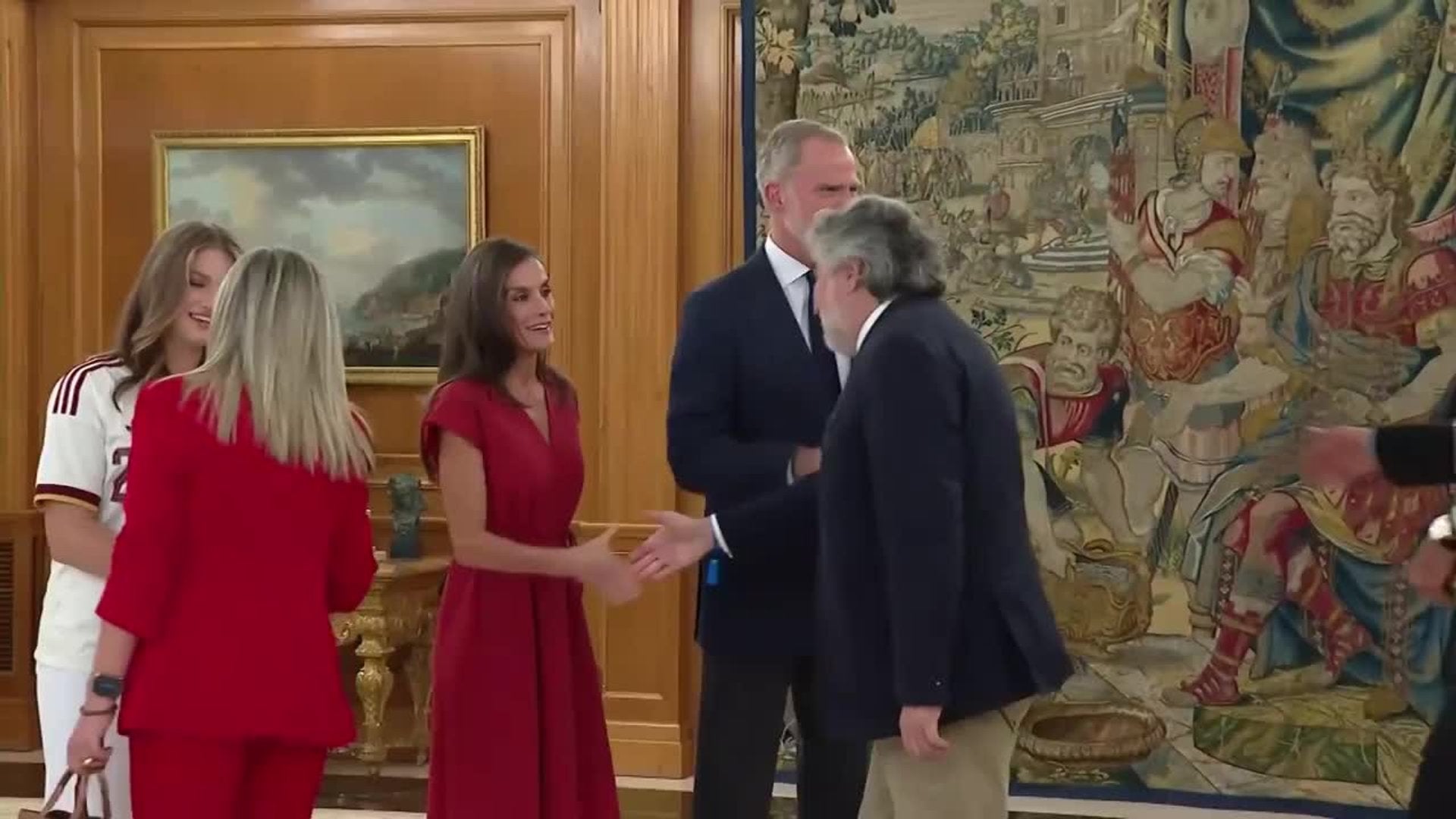La Reina Letizia rinde su homenaje más especial a Adolfo Domínguez en su cita con el diseñador