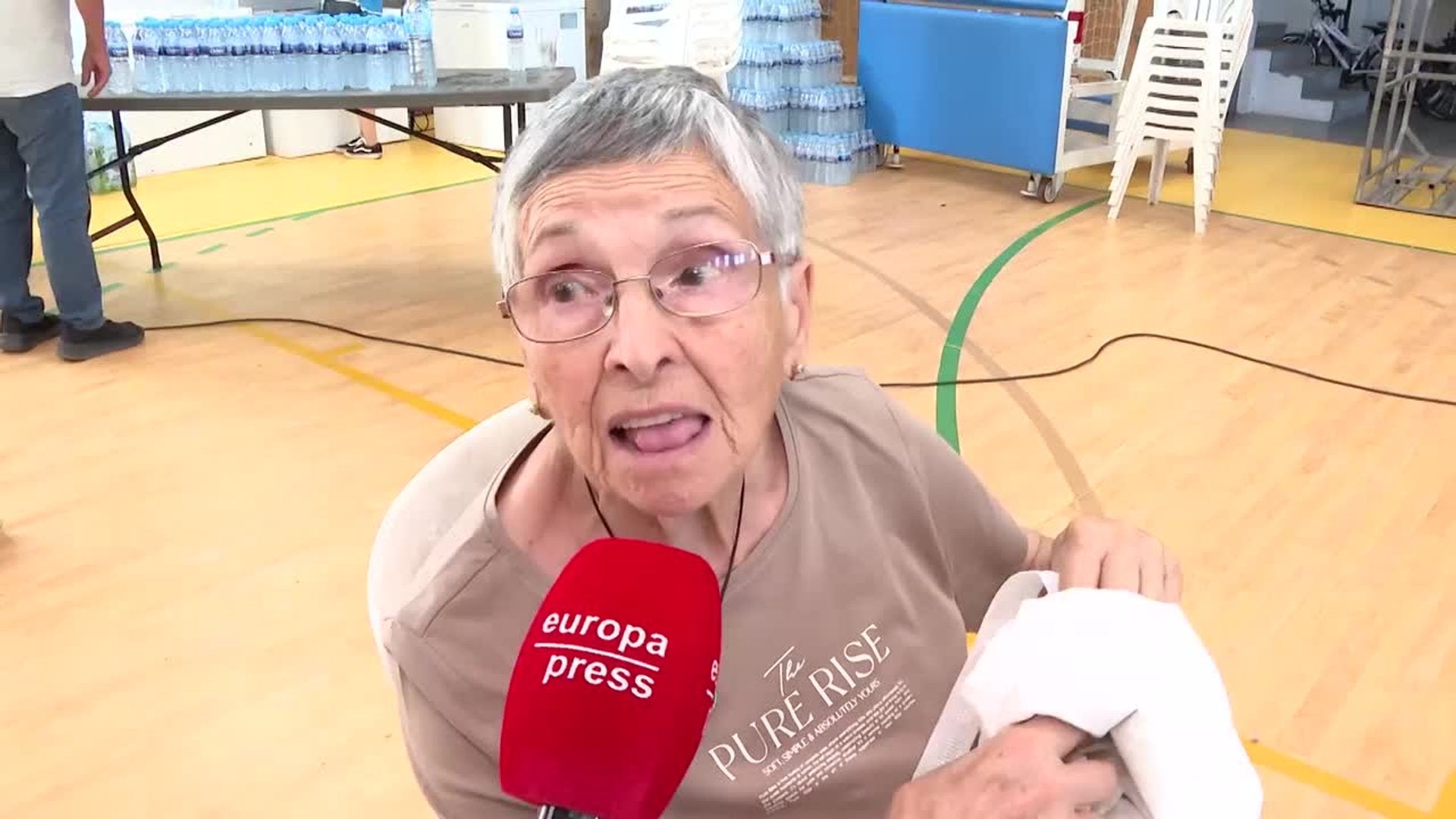 El polideportivo de Nules reparte comida a desalojados por el incendio: "Estoy bien atendida"