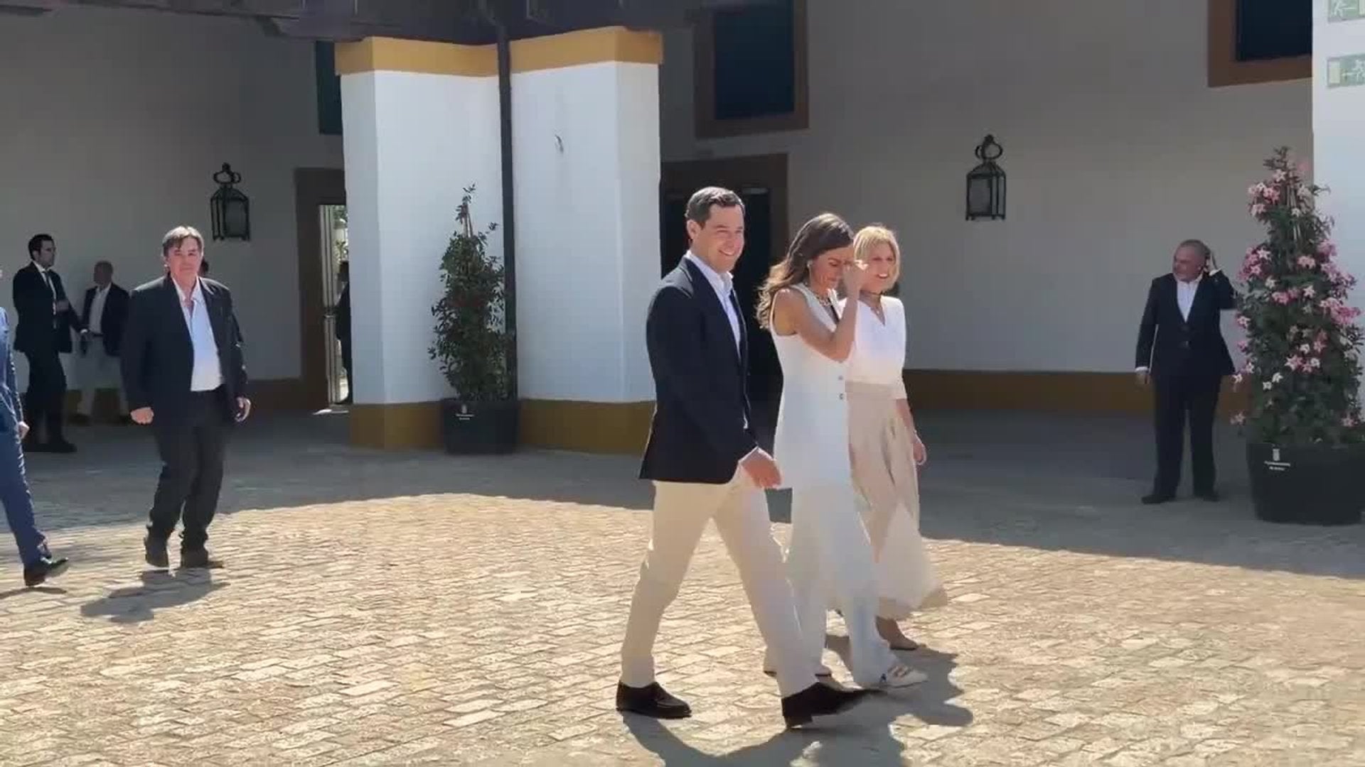 La Reina Letizia preside reunión anual Instituto Cervantes con un impecable 'total look' blanco