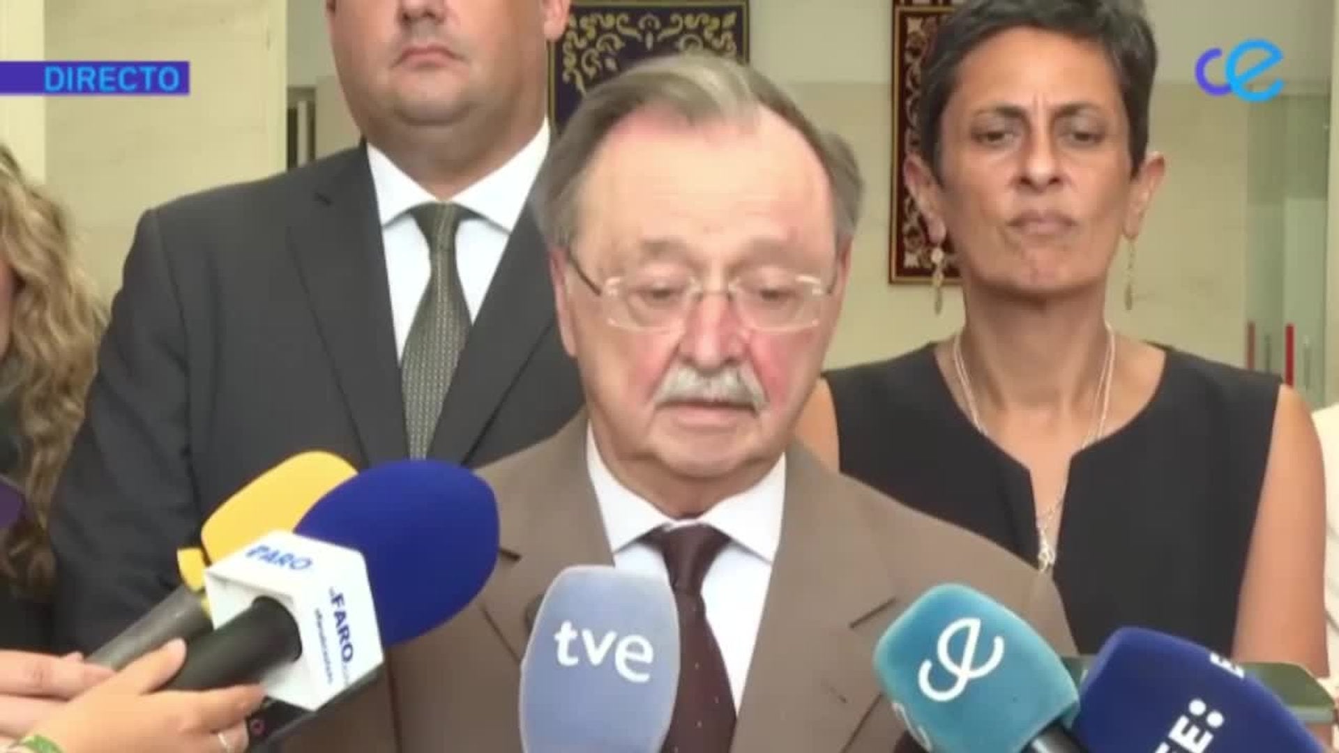 Militares apoyan a la Policía en la contención de cientos de menores migrantes en Ceuta