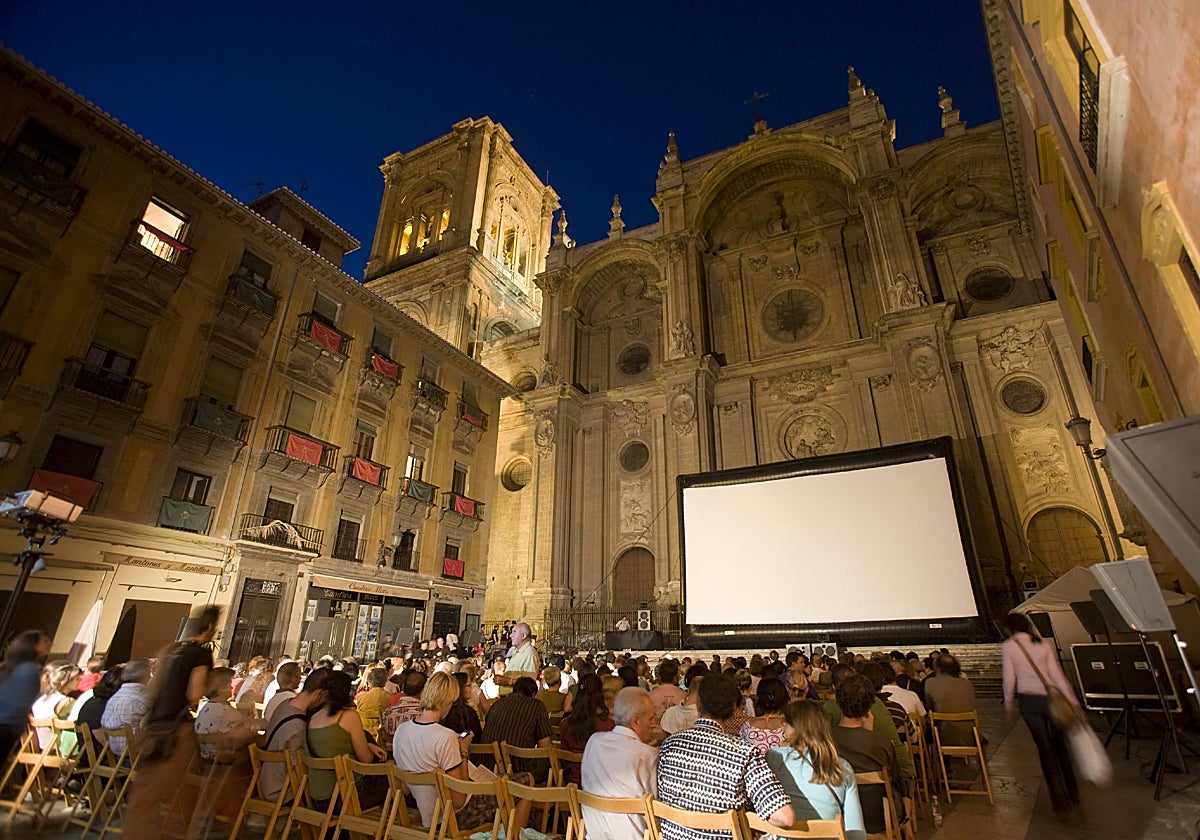 La proyección de cine vuelve a la Plaza de las Pasiegas; esta imagen es de la edición de 2007.