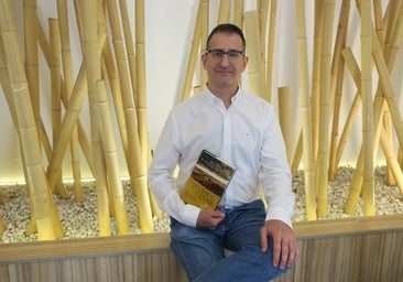 Blas Malo, con su m&aacute;s reciente novela, 'La decisi&oacute;n de C&eacute;sar', donde narra las tramas que rodeaban la obra p&uacute;blica en el siglo II.