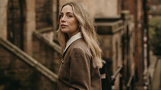 La granadina Carmen Santaella vuelve a Edimburgo con su segunda novela