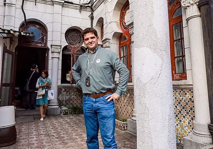 El arquitecto Alvaro Leonardo en la Mansión de Ramos durante una de las visitas guiadas para el Instituto Cervantes de Shanghái