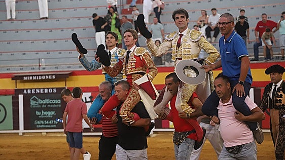 Adrián de Torres sale a hombros junto a Castella y Borja Jiménez en Villacarrillo