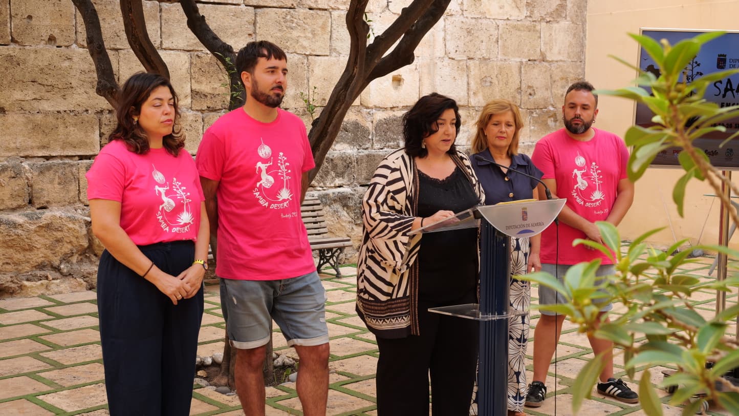 Presentación, hoy, del festival de Huécija en el Patio del Mandarino de la Diputación Provincial, con la pared de la Catedral de fondo.