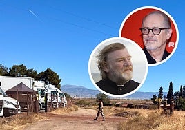 Un actor vestido de soldado se adentra en el set de rodaje de 'Far Cry' en Alquife. Arriba, los actores Brendan Gleeson y Steve Buscemi.