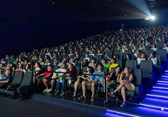 La sala, llena.
