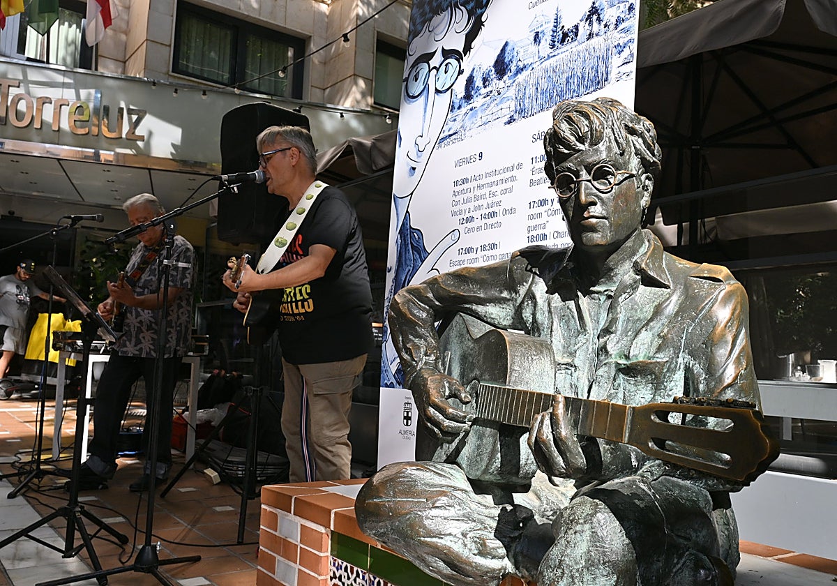 Presentación de las jornadas junto a la estatua de John Lennon en el centro de Almería.