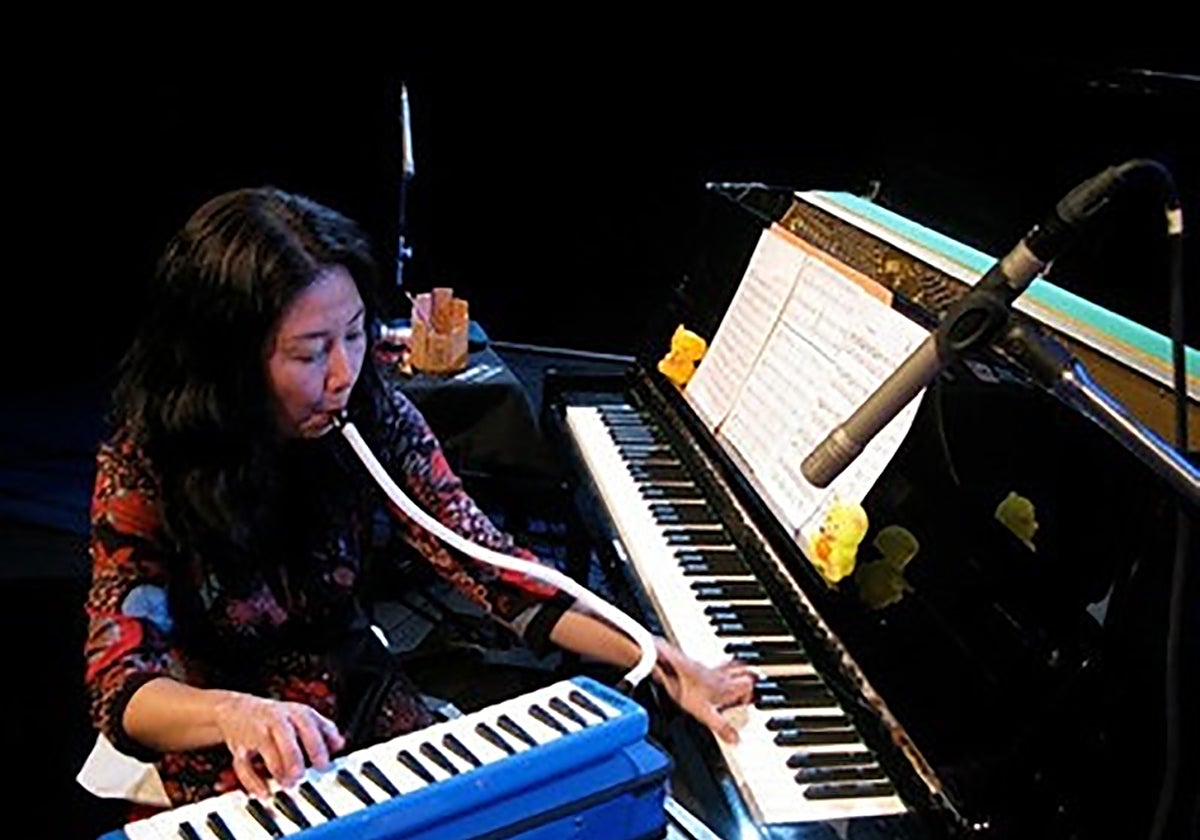 Tsukiko Amakawa, pianista, compositora e improvisadora japonesa destacada por su libertad creativa.