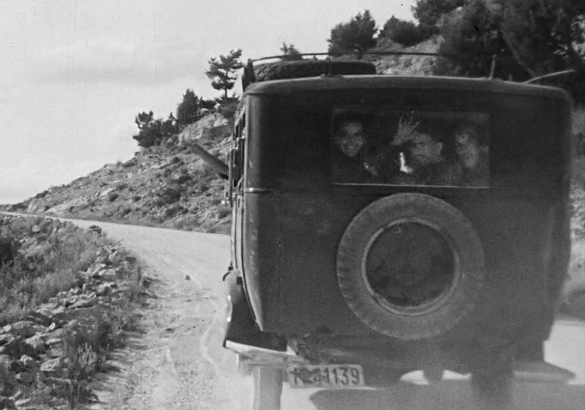Federico García Lorca, saludando a través del tiempo en un fotograma de 'La voz quebrada'.