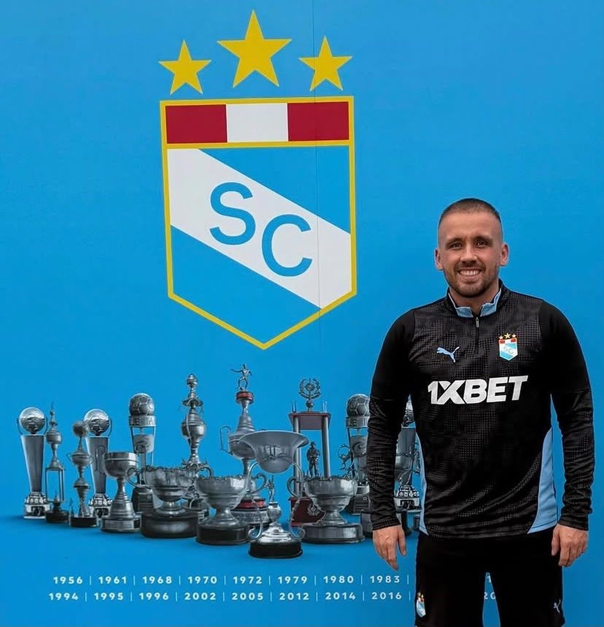 Kevin Vidaña firma por el equipo sub 20 del Sporting Cristal de Perú