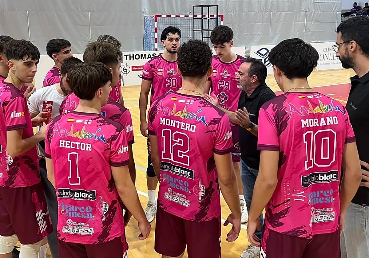 José Ramón Guirado se dirige a sus jugadores.