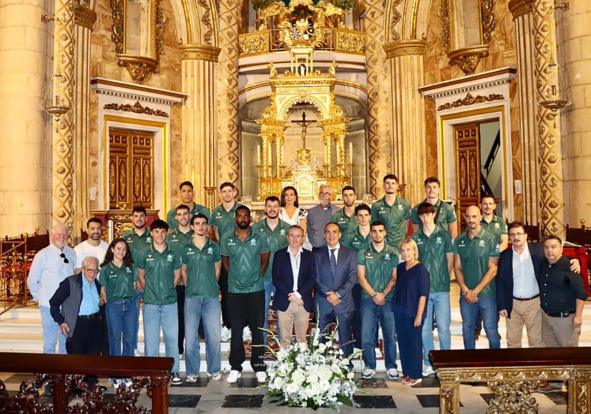 Plantilla, cuerpo técnico y directivos visitaron a la Virgen del Mar.