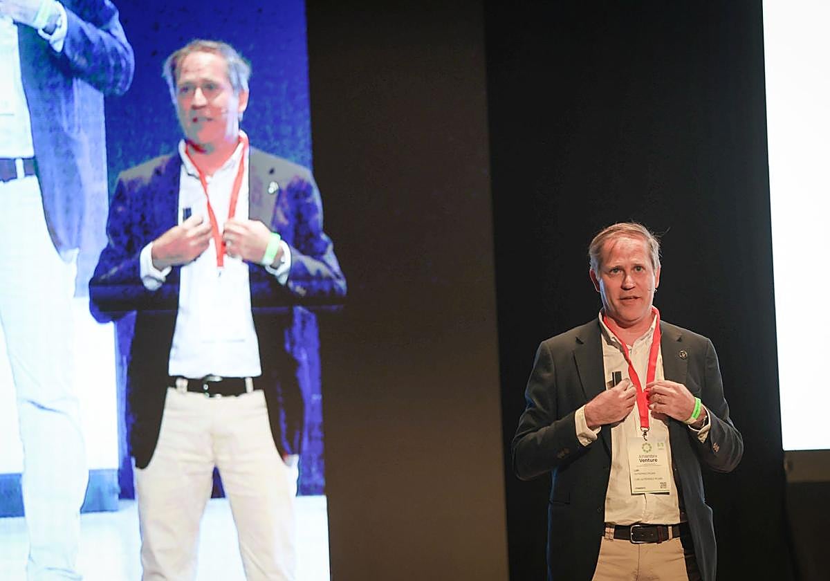 El psiquiatra Luis Gutiérrez-Rojas durante su ponencia en Alhambra Venture.