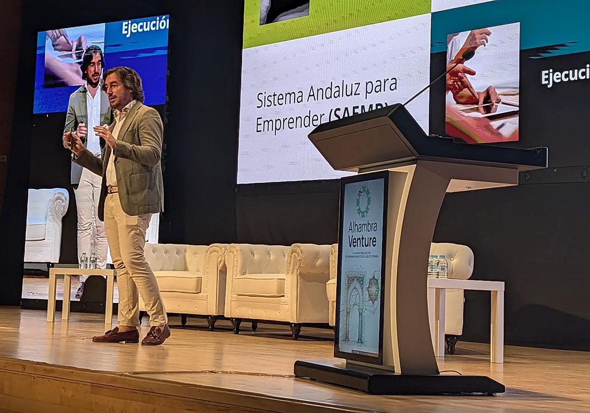 Francisco Javier González Navarro en el escenario de Alhambra Venture.
