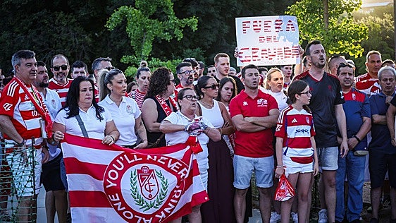 Las mejores imágenes de la concentración de los aficionados del Granada CF