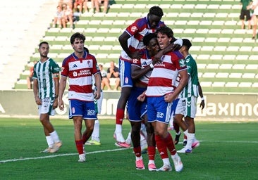 Manu Lama celebra el gol que abri&oacute; el marcador en el Trofeo Ciudad de los D&oacute;lmenes en Antequera este pasado s&aacute;bado.