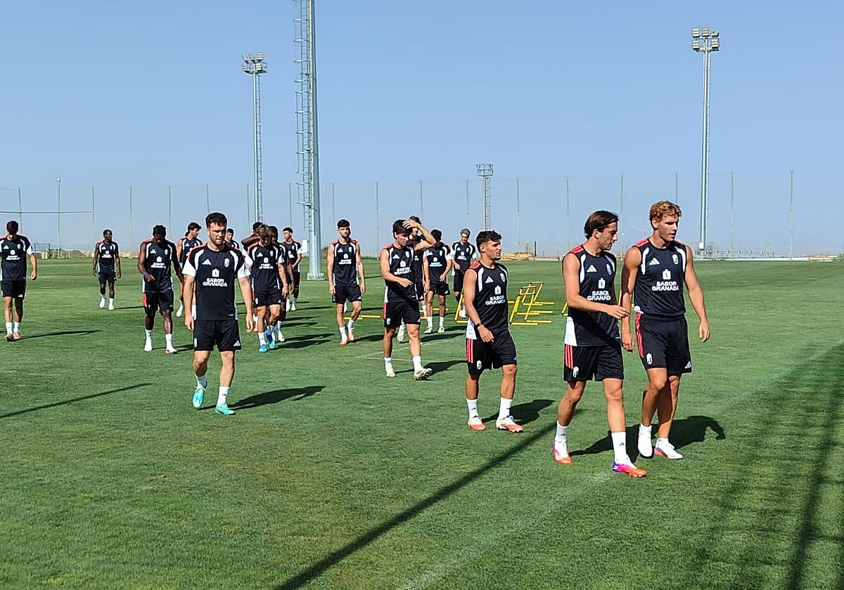 Los jugadores del Granada, en mitad del entrenamiento previo a viajar hasta Oviedo.
