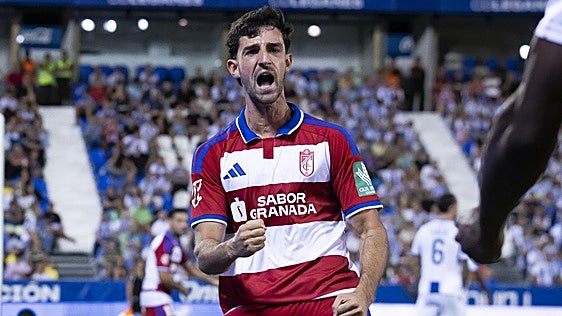 El rojiblanco Alejandro Marqués festeja su gol ante el Leganés en Butarque.