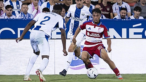 El rojiblanco Sergio Rodelas sortea a varios rivales del Leganés durante la segunda parte del choque en Butarque.