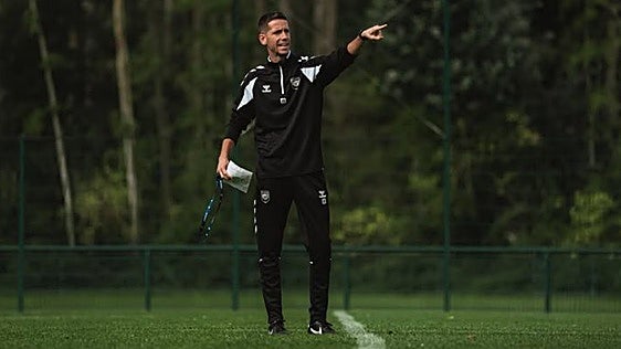 Albert Sánchez dirige un entrenamiento al frente de su anterior equipo.
