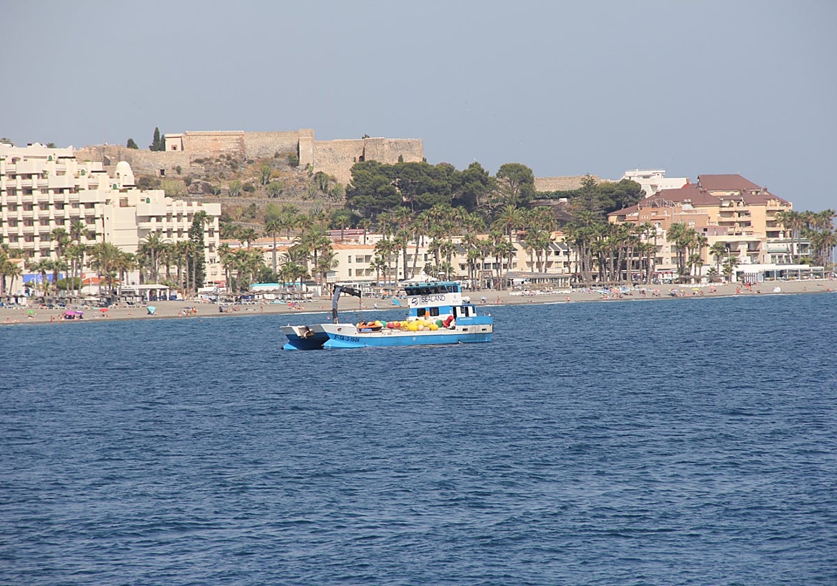 El barco encargado de balizar las playas de la Costa.